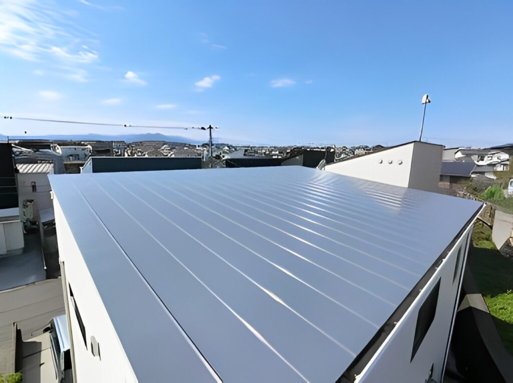 紫外線や雨など、ダメージを受けやすい屋根は耐候性の高い無機塗料で塗装することで、住まいを守ることができるようになりました。